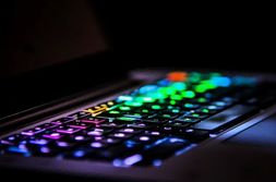 teclado de portatil con luces de colores